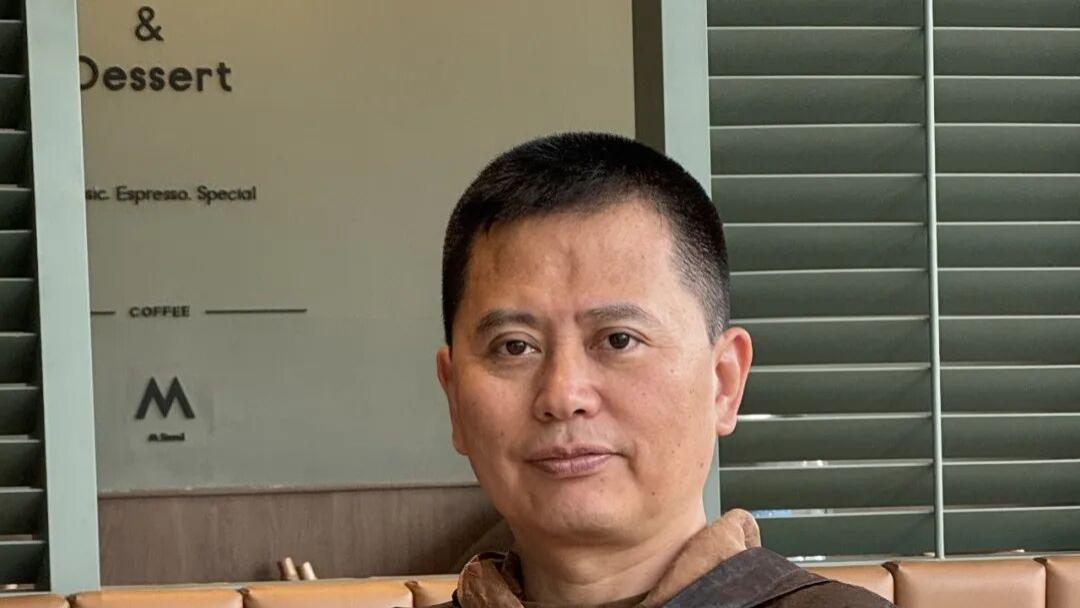 信仰共生 型色不二——评李晓峰油画《安岳石窟茗山寺四号》