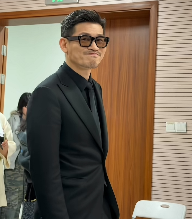 谷正文终于出现了，虽然帅气但是影子里还没退去人物的毒辣
说实话，《沉默的荣耀》叫