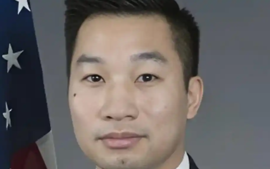 在美国的汉奸遭报应了！美国顶级华裔顾问黄之瀚以抹黑中国为政治资本，现在被美国一脚踹开…