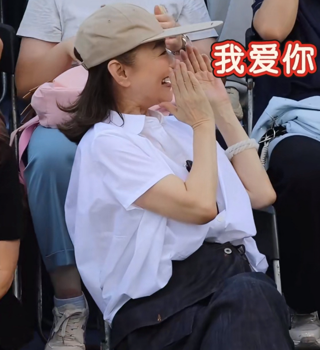 71岁林青霞现身江西，随性优雅风采依旧，和大家亲密互动毫无明星架子

江西会昌戏