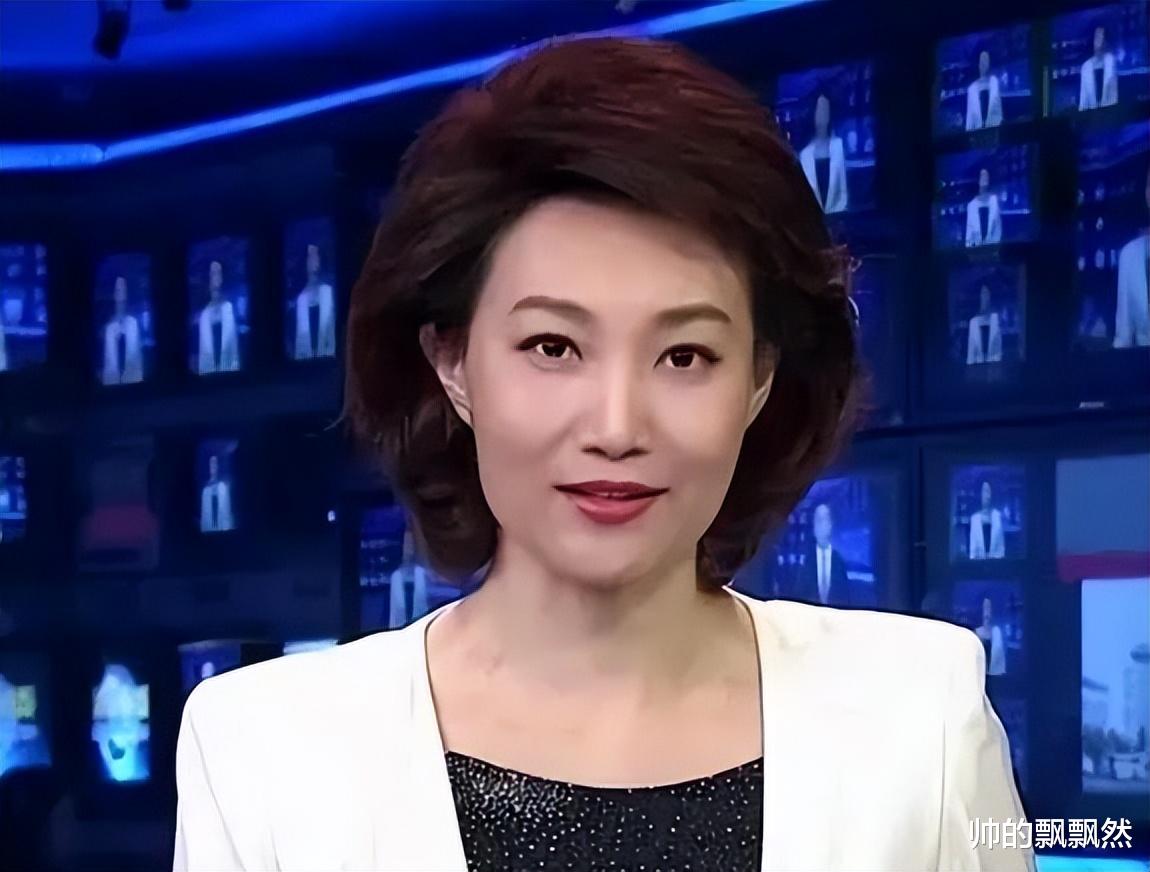 央视李梓萌：戴假发17年，8分钟急稿零失误封神，感情却交了白
