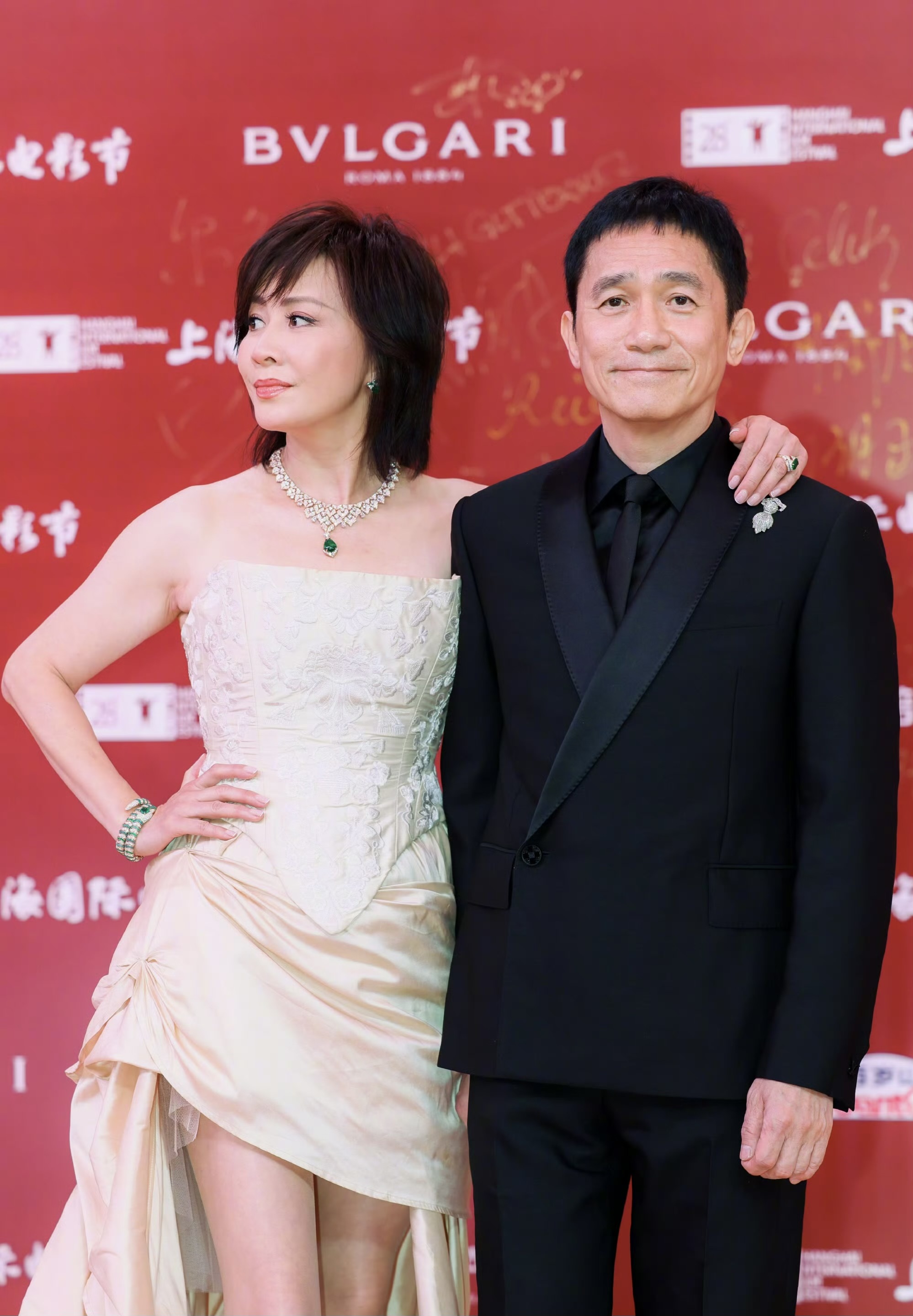 好喜欢梁朝伟、刘嘉玲两口子，他俩往那一站我就想笑。上海电影节红毯，影帝拘谨背手、
