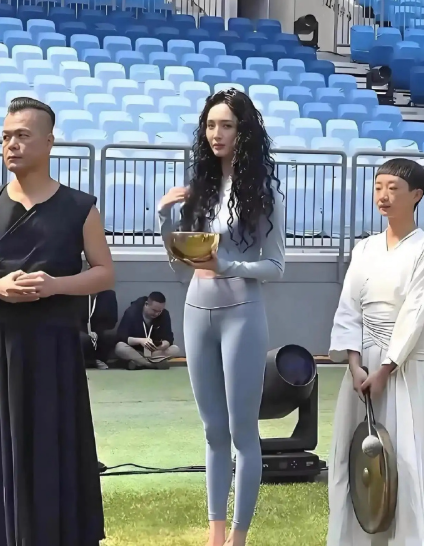 我滴个天!万万没想到啊！她本人比电视剧里还漂亮，难怪那么多人喜欢她 ​​​