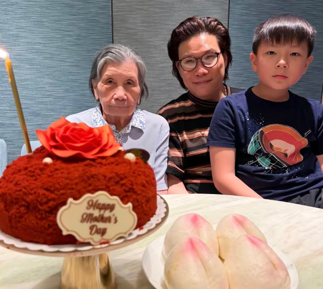 苏永康给老母亲办90岁大寿这事，看得我心里一暖

寿宴现场摆了大寿桃和好几层的大