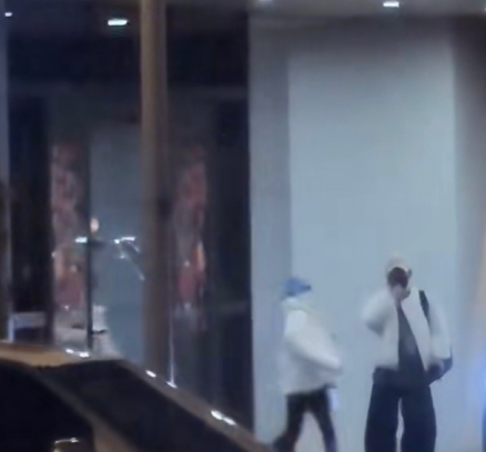 赵露思到达上海路透，远远的跟粉丝打了招呼，好温暖啊！ ​​​