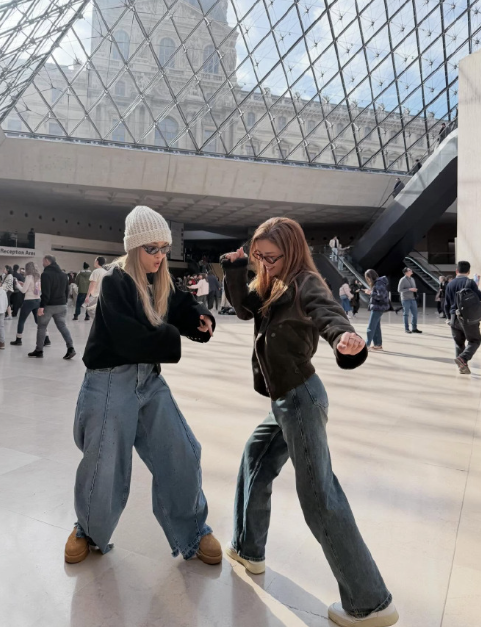 蔡卓妍和容祖儿一起在巴黎跳舞
两位看起来像两个专业舞者，而且都搭配的很时尚
蔡卓