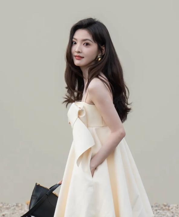 章若楠亮相Givenchy2026秋冬巴黎时装周看秀