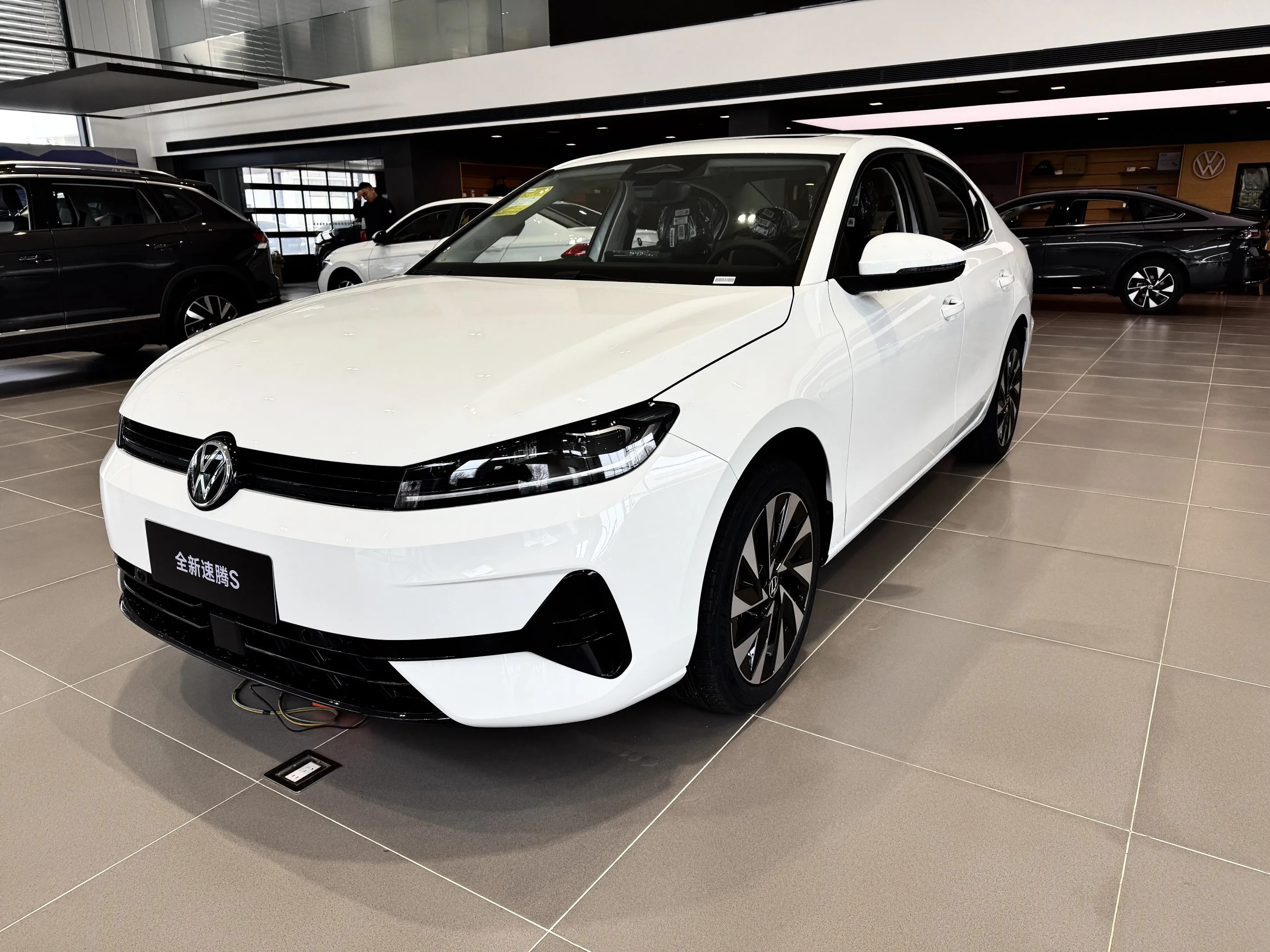 到店试驾一汽-大众全新速腾S，第一眼即被其动感轮廓俘获：溜背式车身线条一气呵成，