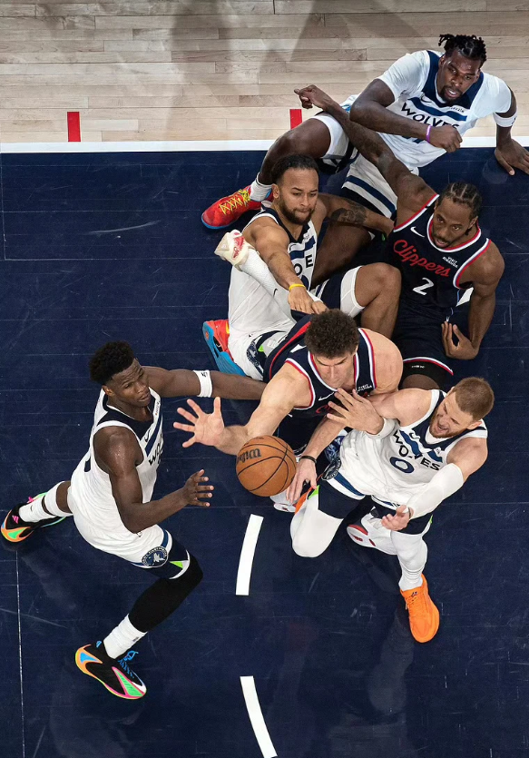 狼队夏季真有可能大交易

这场和快船真的被打服了，一点脾气没有。兰德尔狗背真的灾