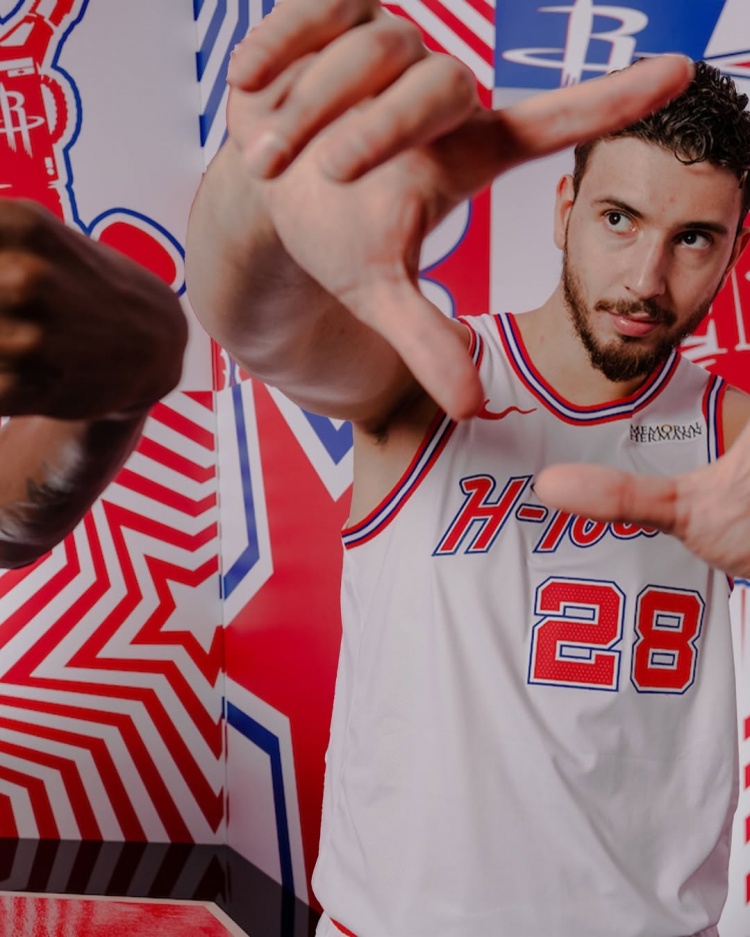 火箭队明天上午的对手是圣安东尼奥马刺队，两支球队其实现在状态都不错，马刺队已经拿