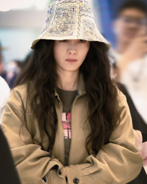 醒来万物皆是沉寂，唯有你是世间的一抹旖旎