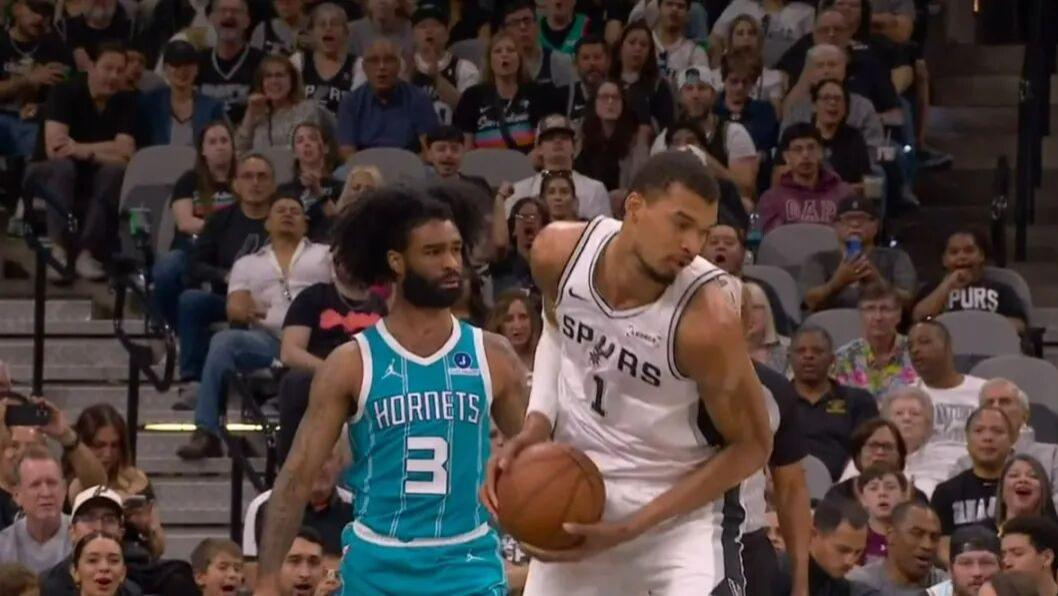 完蛋！触发机制了？！马刺决定雪藏文班！32+12+8是过分了