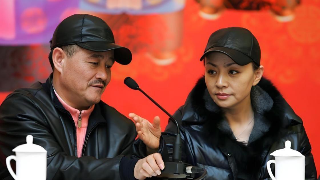 蔡明红衣亮相，赵本山仍不见踪影：春晚倒计时48小时，全网盯着那扇没打开的门