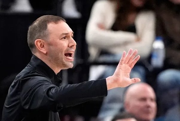 NBA季后赛，掘金以（1）96-113（2）不敌森林狼。赛后，主帅阿德尔曼接受了