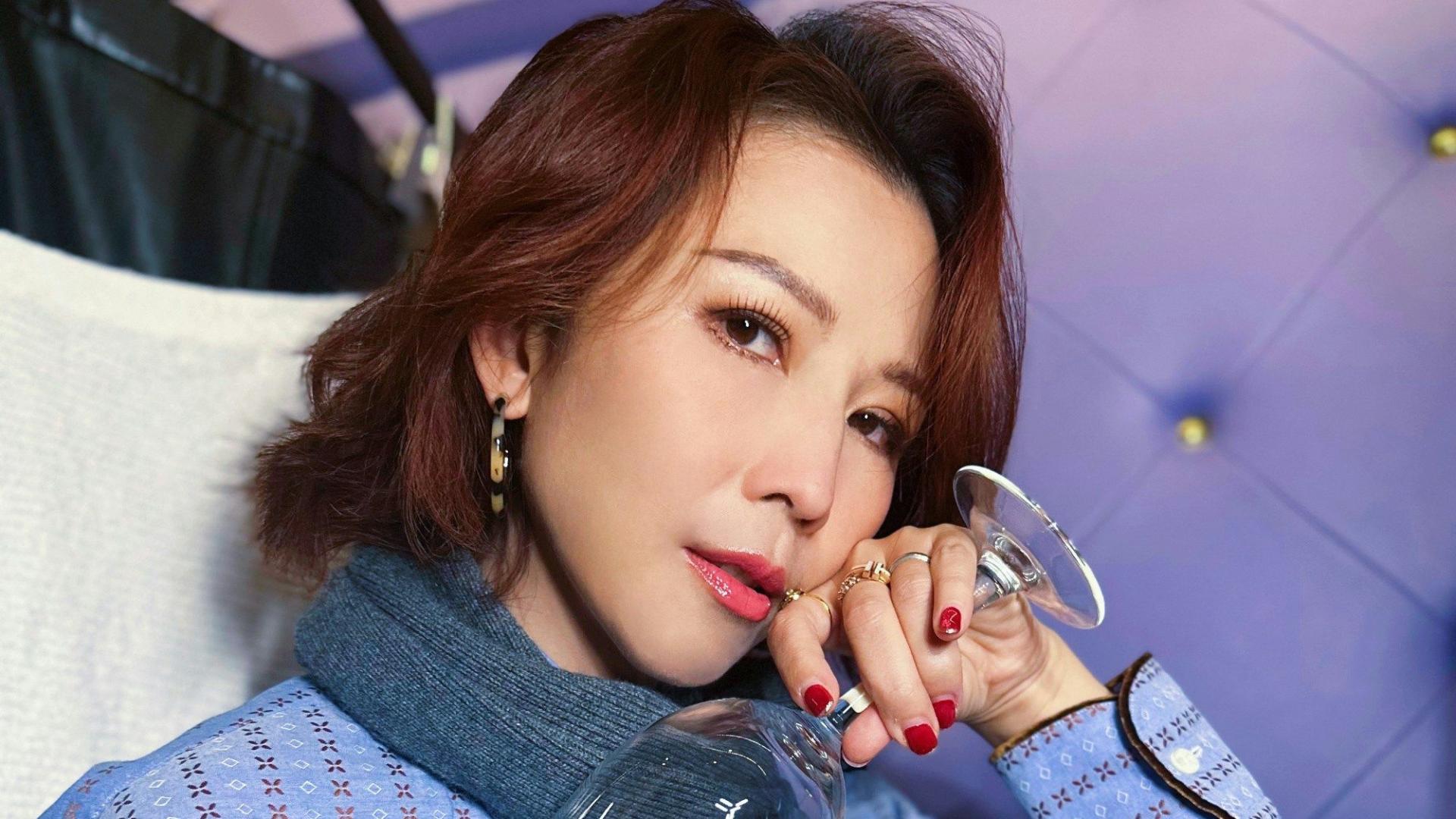 张晋高铁站全揽行李宠妻，蔡少芬素颜状态惊艳网友！