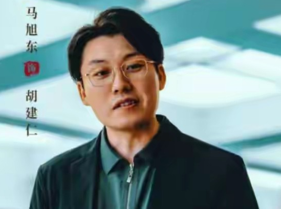 胡建仁（马旭东饰）给周荣吃的药是关键，他到底给周荣吃的是什么药
周荣那么多疑的人
