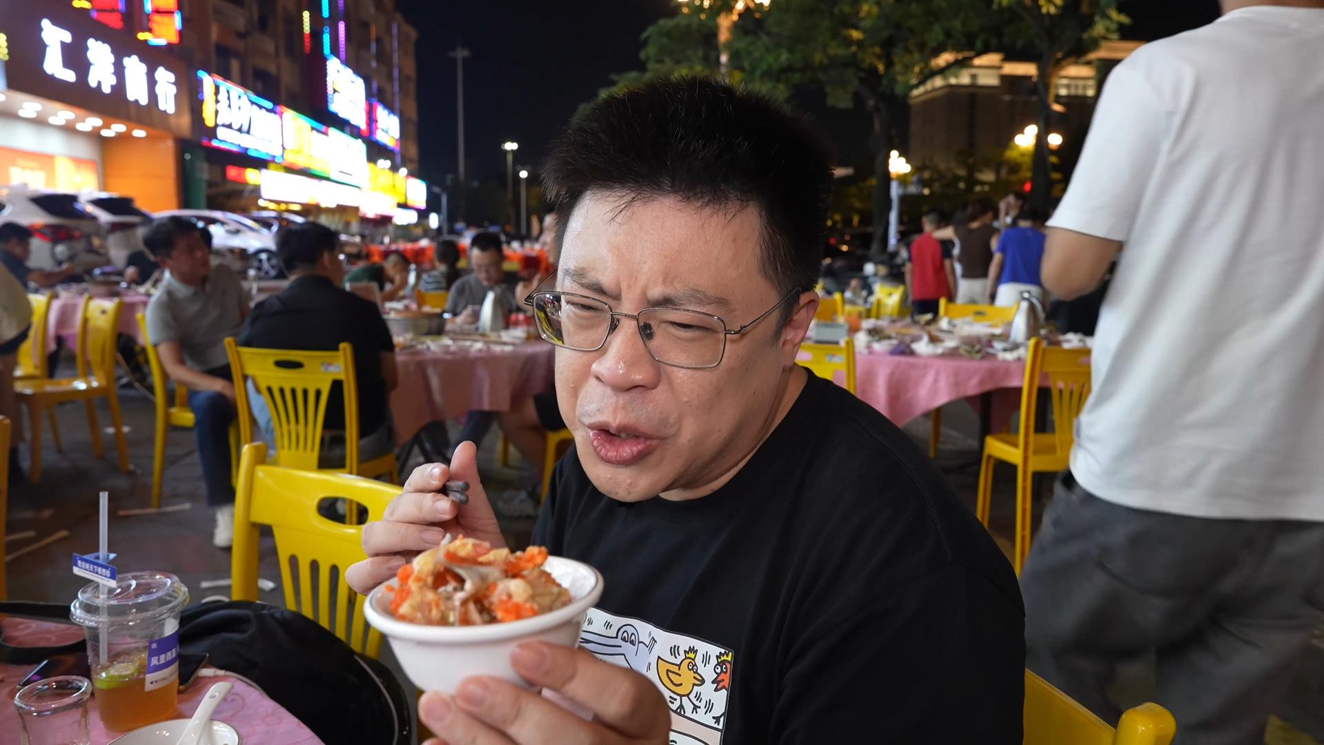 一大群人坐一起吃海鲜烧烤，这才是宵夜大排档的样子嘛！