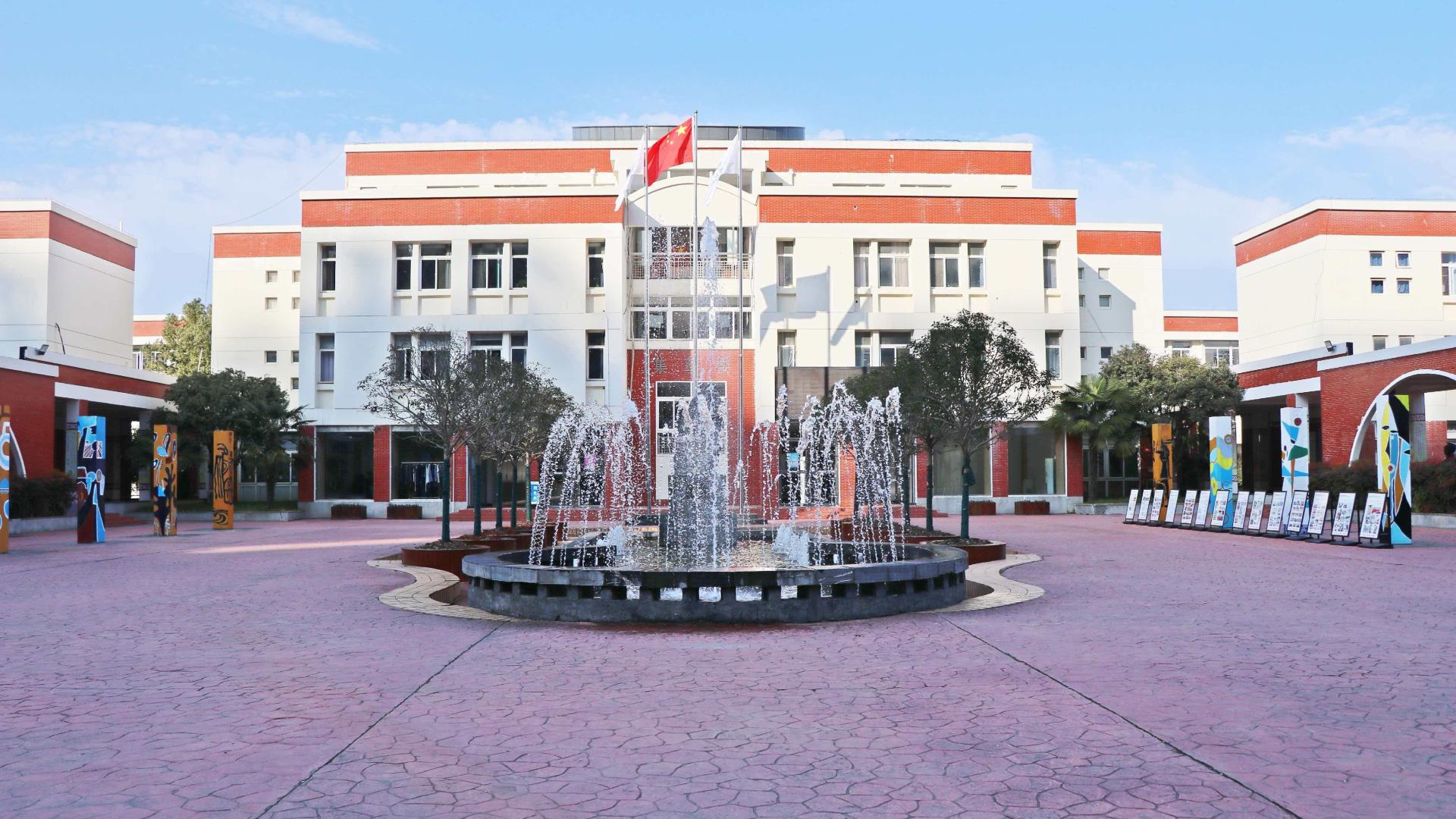 都在盯着它的高中，其实它的小学和初中才是隐藏的王者