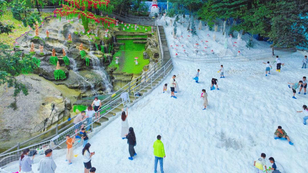 四川绵阳北川：科技造雪打造夏日戏雪秘境 云端野奢帐篷补齐避暑度假全链条