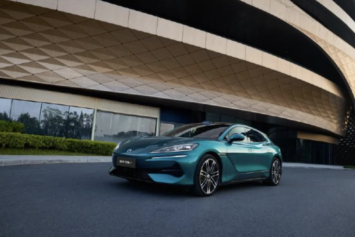 可能很多人会认为100度电池已经是电动车的电池包上限了，那只能说你小看了车企的野