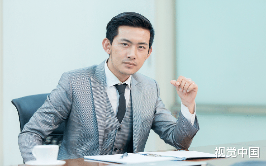 纪委干部生日当天加班，将蛋糕分享给同一天生日的嫌疑人，本不愿意配合嫌疑人交代了所有