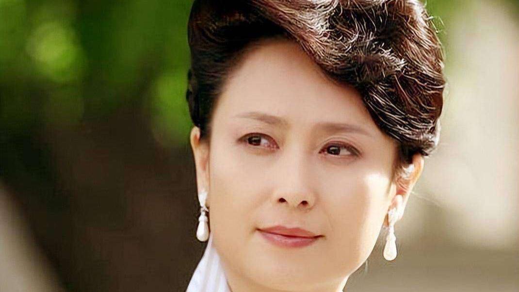 提起左翎的名字，许多人脑海里立刻浮现出那个在《情满珠江》中温柔而坚韧的梁淑贞形象