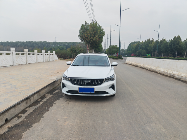 刚大学毕业也没有多久
买车的时候也不想用父母挣得血汗钱，于是就想着买台比较经济实