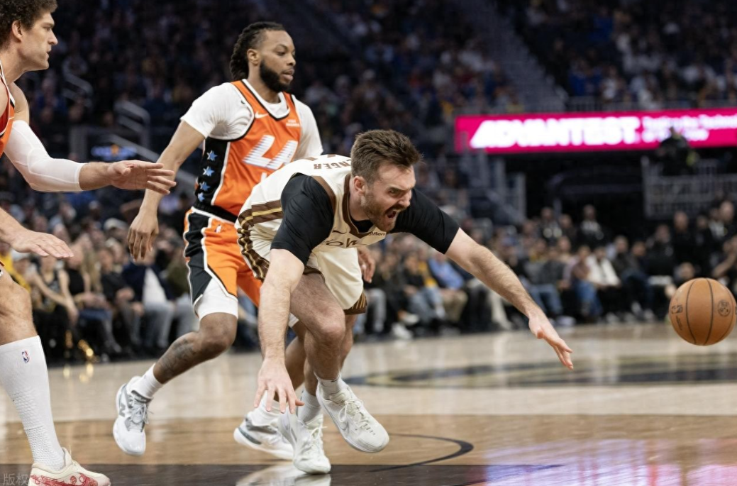 3月3日，NBA常规赛，快船客场以114-101战胜勇士。快船在最多落后17分的