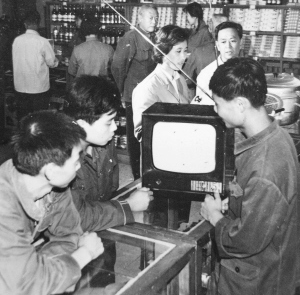 1980s，国营商店电视机柜台。那时候，谁家里有台电视机，那也是很了不得的事情。