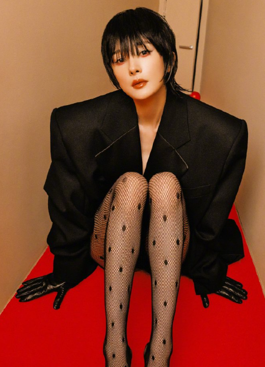 杨幂穿网纹黑丝袜为红秀杂志拍摄魅力写真大片