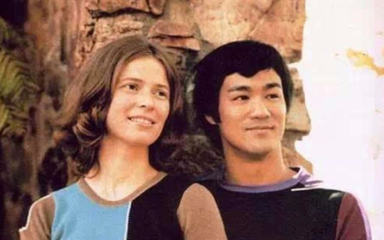 李小龙的意外逝世，整个华人圈乃至国际舆论界人士都不禁为其扼腕叹息，悲愤高喊：“天妒英才! ”