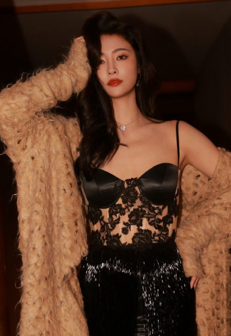 kiki许佳琪的风情穿搭，超nice的，喜欢吗？