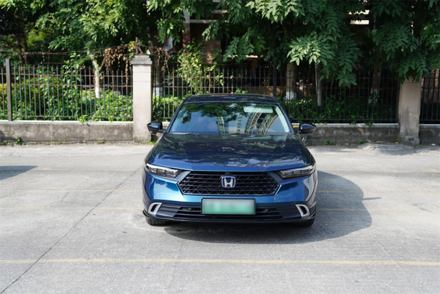 插混雅阁好开好用
当时入手雅阁就觉得选到了最适合自己的车，现在用了这么久依旧这么