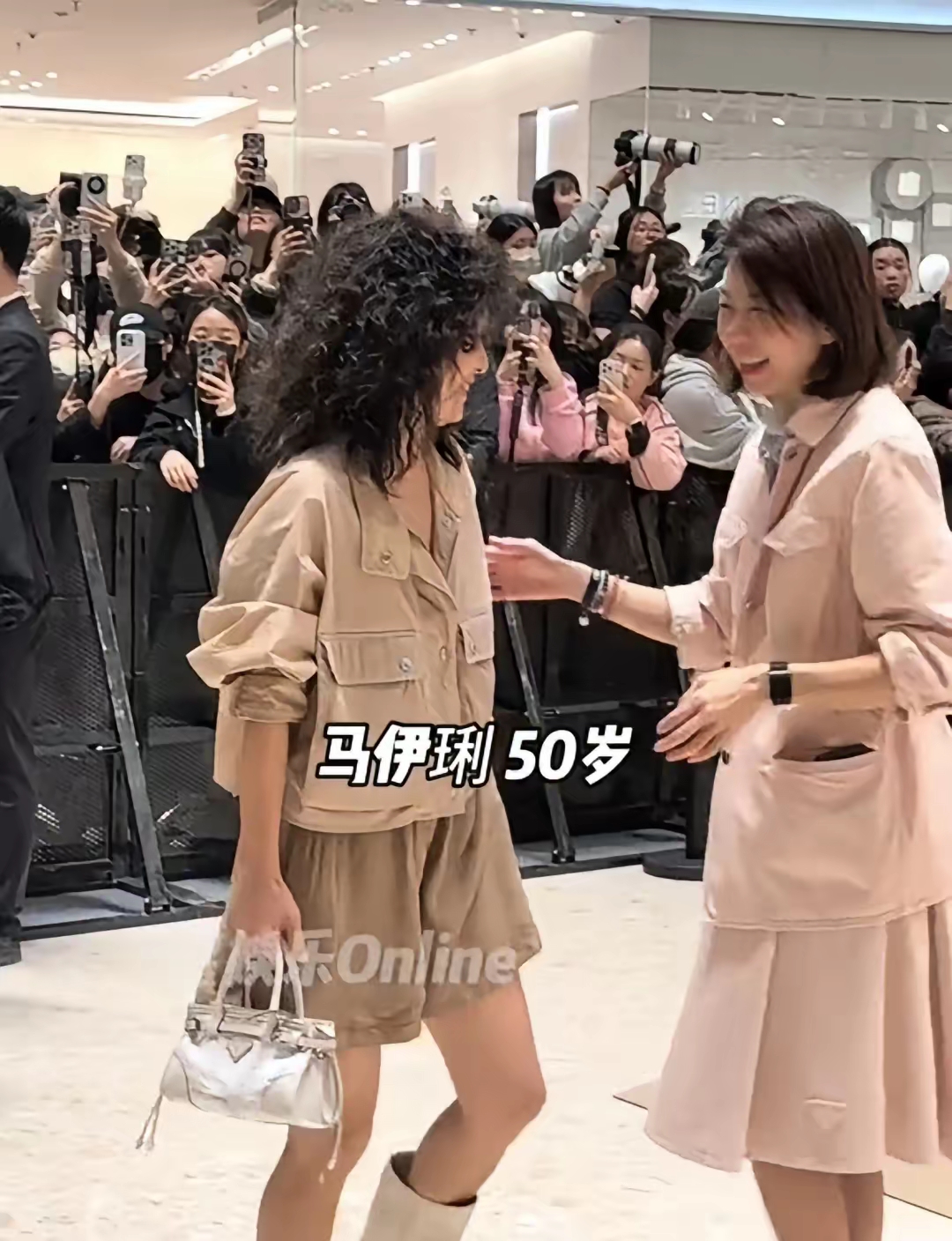 “马司令”换发型啦，莫非有啥“好事”降临？
马伊琍摒弃了往日的直短发造型，这次直