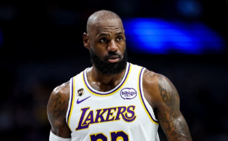 独行侠主教练基德赛后谈到詹姆斯时表示：
“联盟的未来一片光明，勒布朗在退役之前向