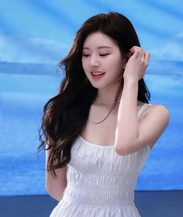 沿着星河捡着你遗落在月亮旁的浪漫