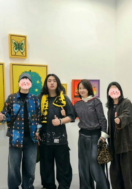 吴镇宇儿子费曼跟妈看展啦，17岁的费曼个头老高，妈妈王丽萍难得露面，气质超优雅。