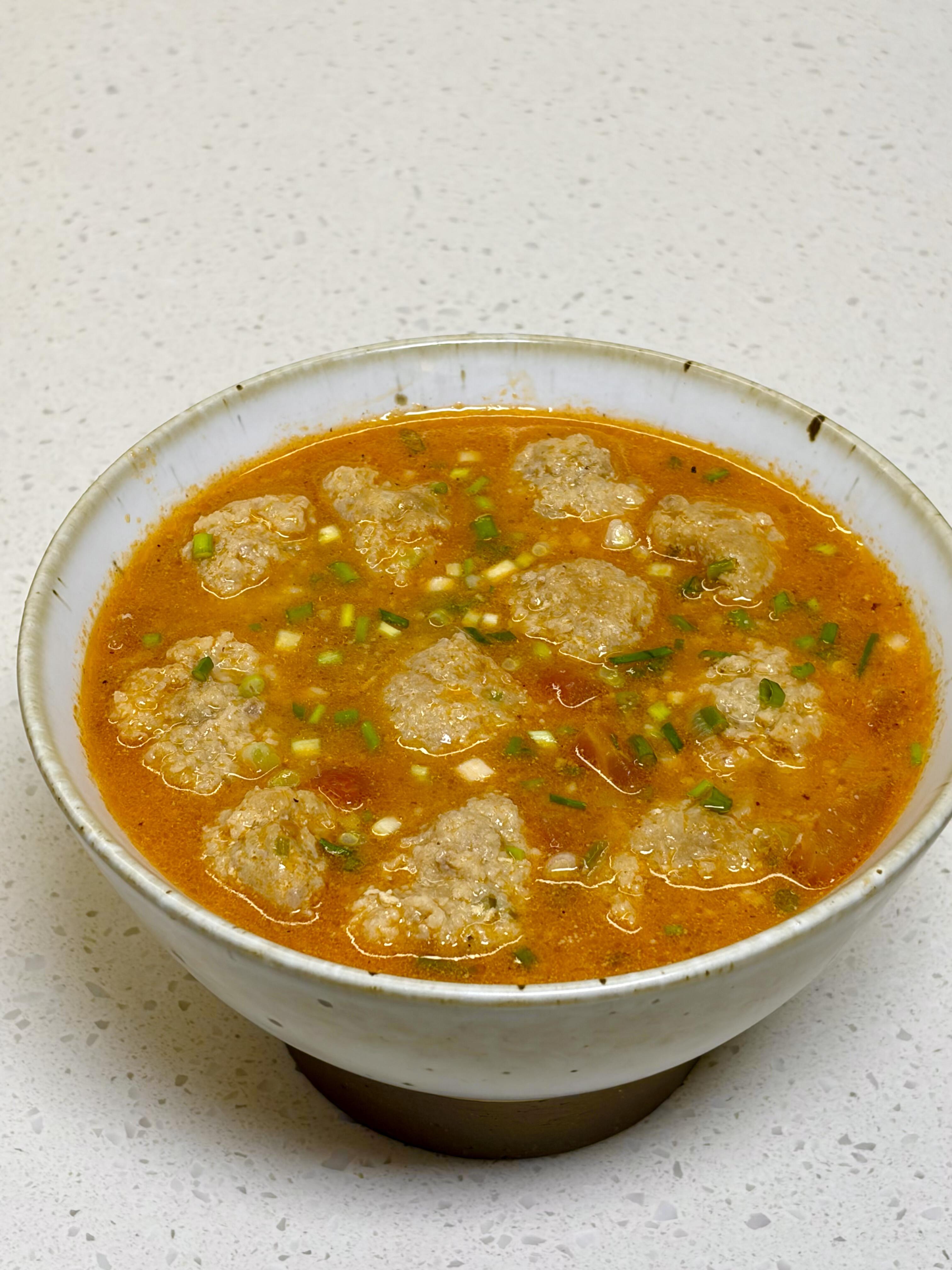 汤鲜味美的的番茄丸子汤，附详细做法～
番茄丸子汤也太鲜了，肉丸子嫩而入味，营养丰