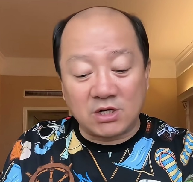 演员唐鉴军在直播的时候说我师父是有钱，而且挣的都是现钱
他一辈子都干的是文化产业