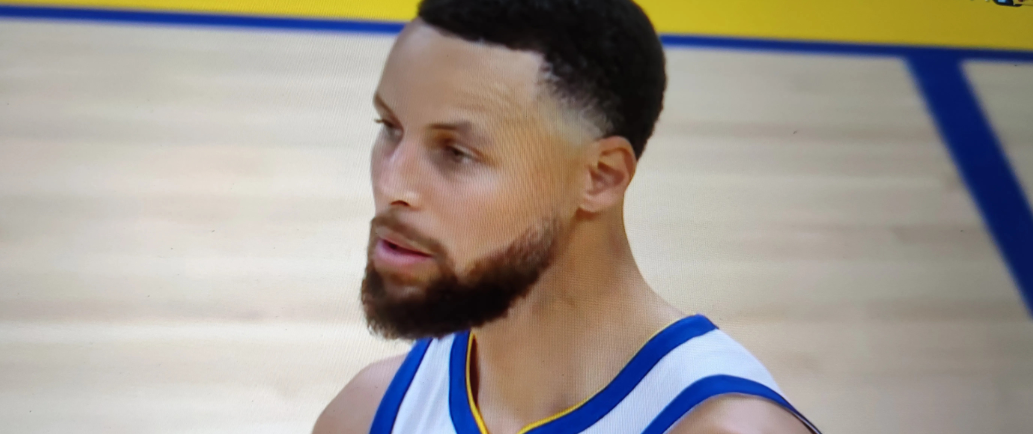 NBA常规赛，勇士主场迎战火箭队，库里缺阵27场后迎来复出。
三节过后，勇士队落