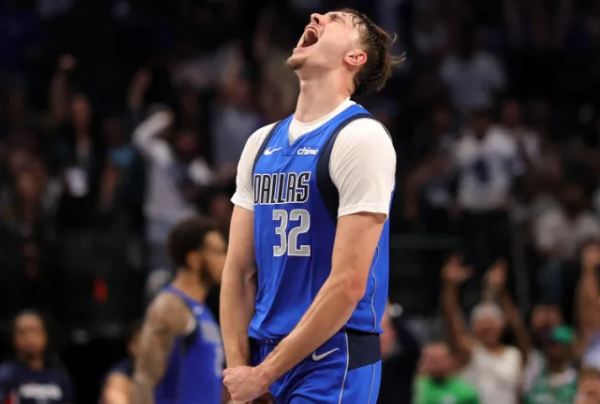 前NBA球员钱宁-弗莱在节目中谈到最佳新秀竞争时表示，他会选择库珀-弗拉格而不是