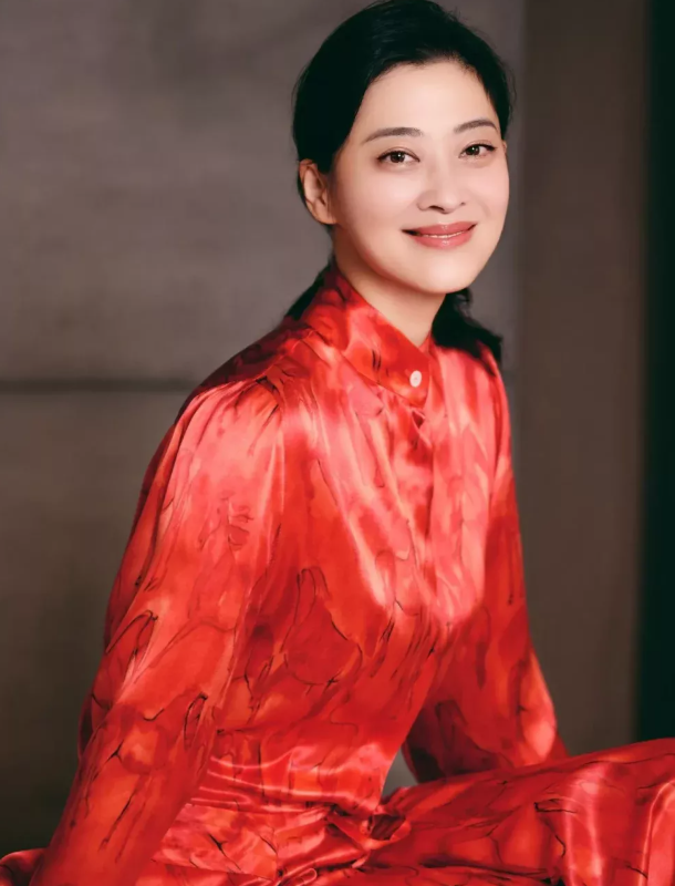 梅婷的长相可不是一般
属于漂亮、耐看有气质的类型！眼睛里流露出善良贤惠的内心境界