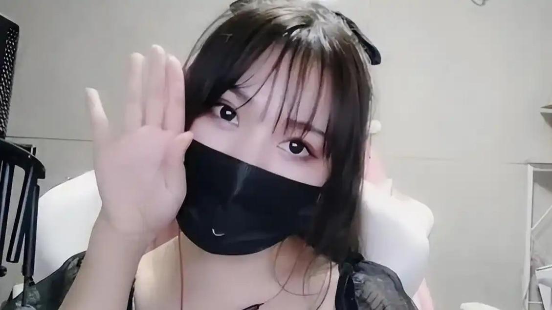 小团团复播夜引爆直播圈：34万打赏，能回归顶流吗？