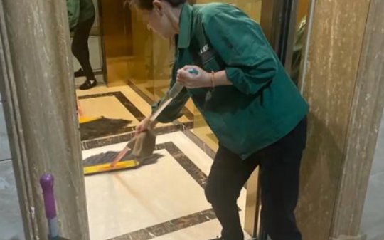 保洁阿姨睡办公楼2年，老板查看监控愣住，隔天给她发30万奖金