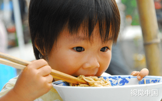 外卖多次被偷，程序员设“变态辣”陷阱反击偷外卖贼，不料送医的竟是7岁孩童