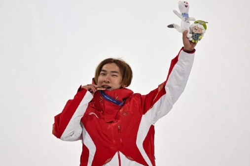 冬奥会单板滑雪男子大跳台，中国选手苏翊鸣收获铜牌。这也是中国代表团本届首枚奖牌。