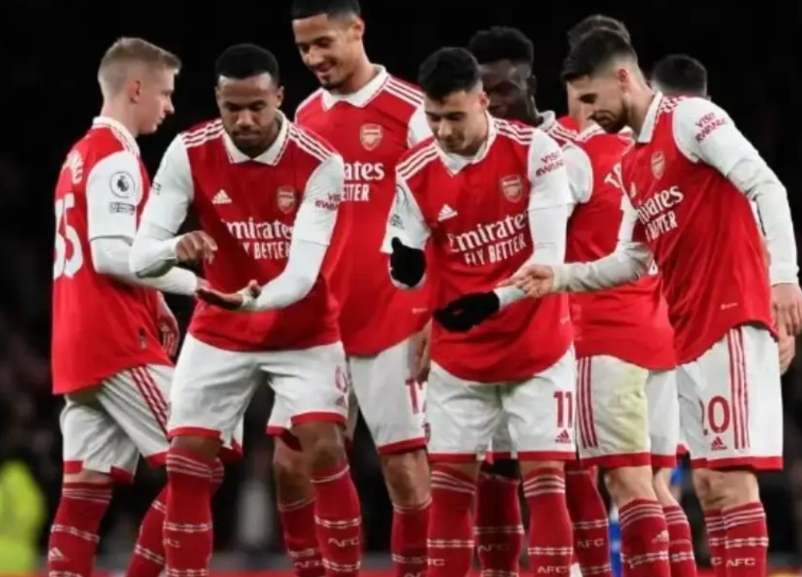 曼城登顶了，但是我说曼城今年是来搅局的你信吗？
争冠剧本从一骑绝尘到并驾齐驱，英