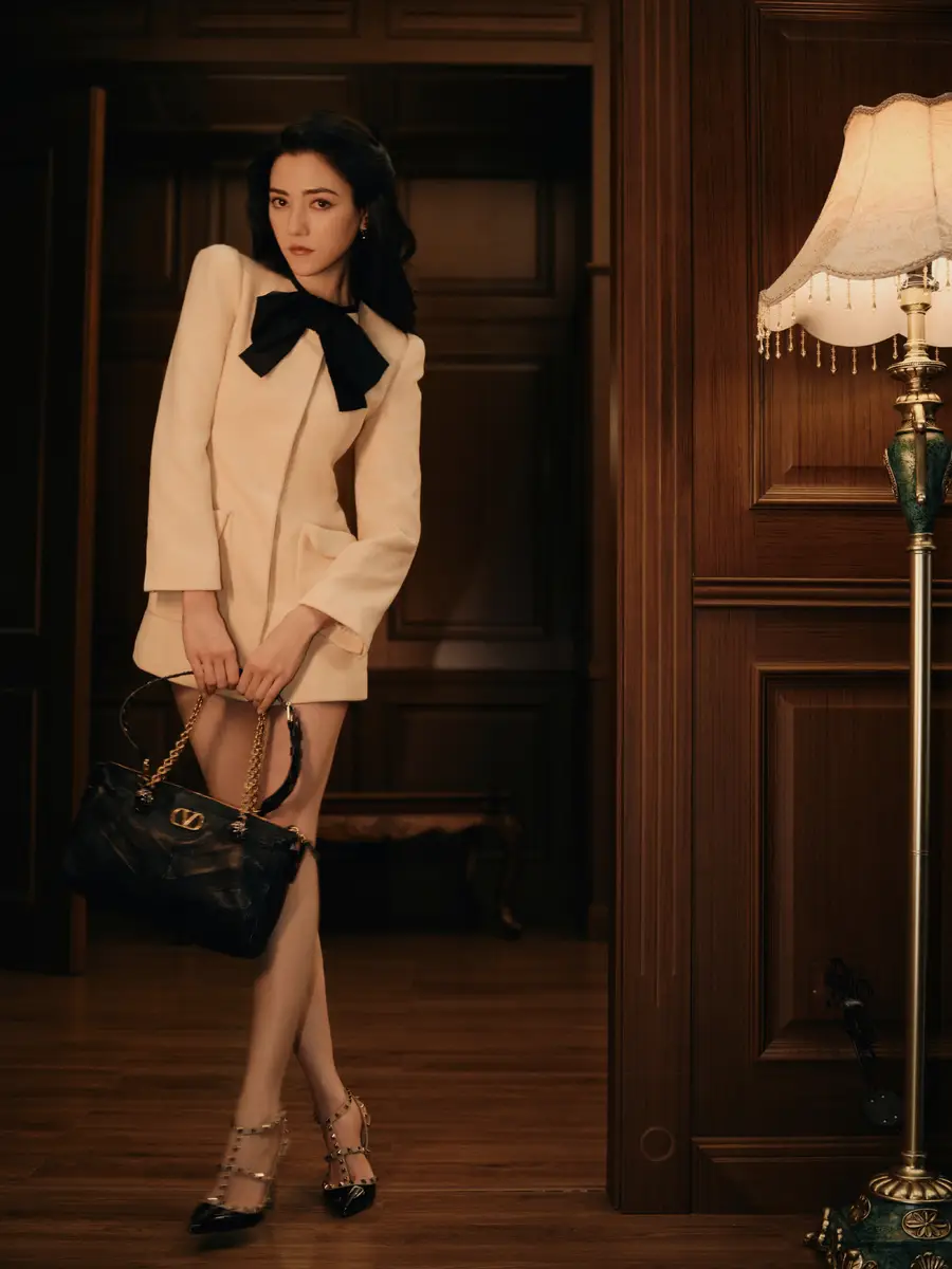 娜然穿千金风西装裙复古优雅 长腿纤细自带利落气场