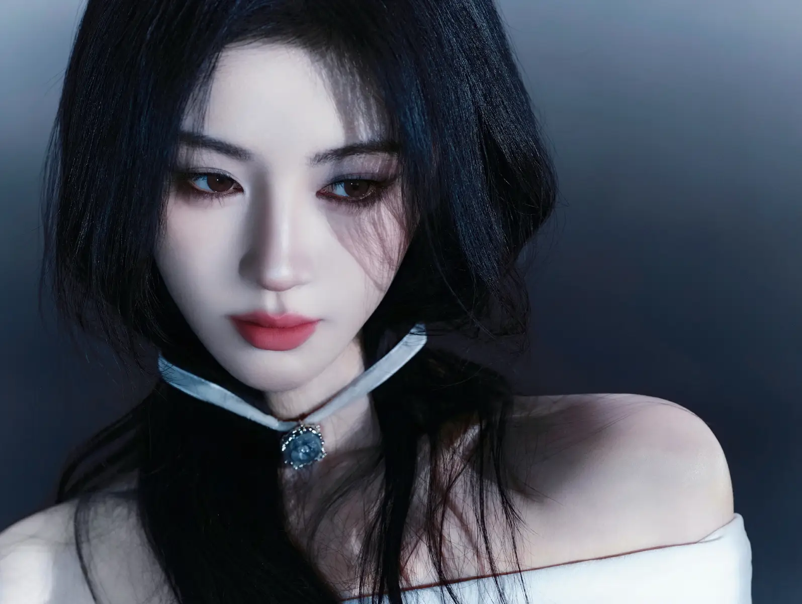 鞠婧祎身着浅白纱裙清冷破碎