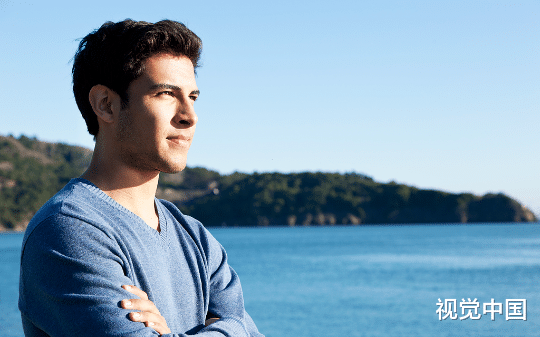 老婆竹马急需一场心理疏导打开知名度，于是她放百条仿真蛇吓唬女儿，却不知蛇被换成真毒蛇